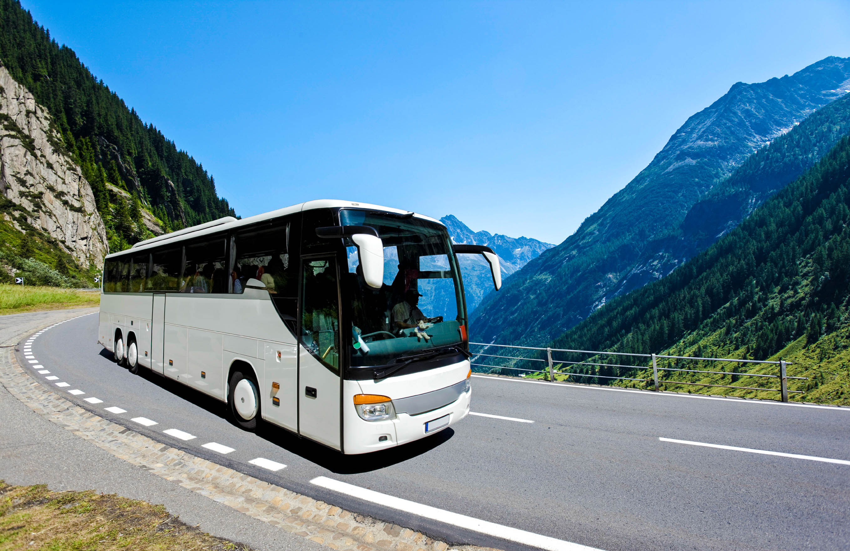 Туристические автобусные туры. Volvo Bus 2020. Volvo 9900 Bus 2020. Экскурсионный автобус Higer. Автобус в горах.